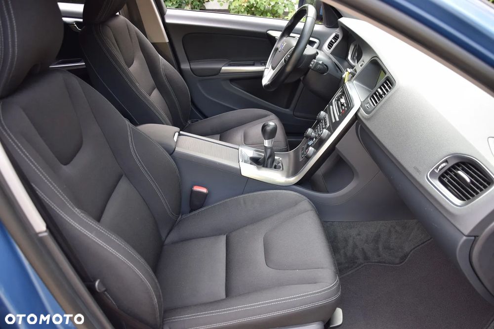 Volvo V60 D4 Momentum - 24