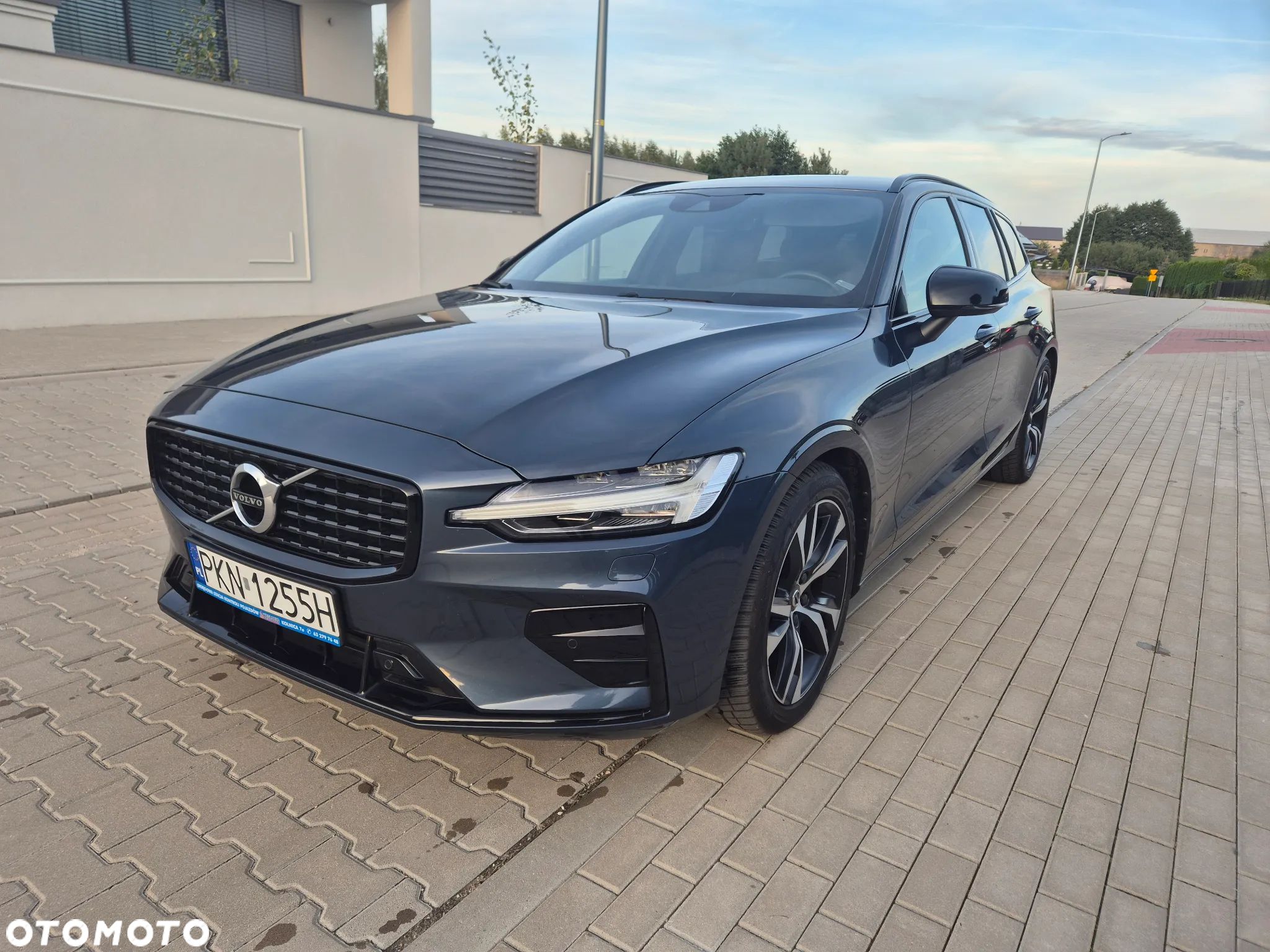Volvo V60 T4 Momentum Pro - 1