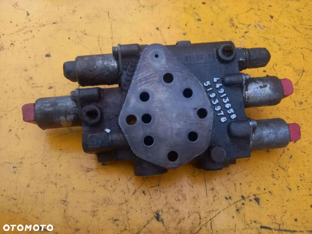 Blok hydrauliczny WOM 4WD New Holland TM175 - 4