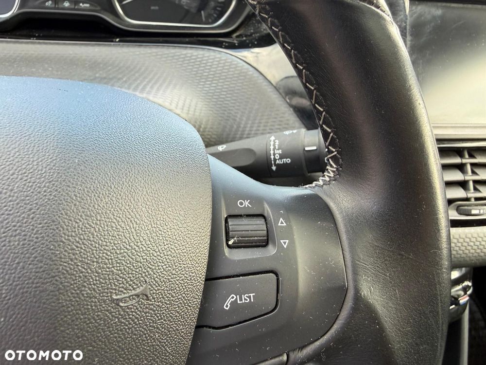 Peugeot 2008 1.2 Pure Tech Allure S&S EAT6 - 25