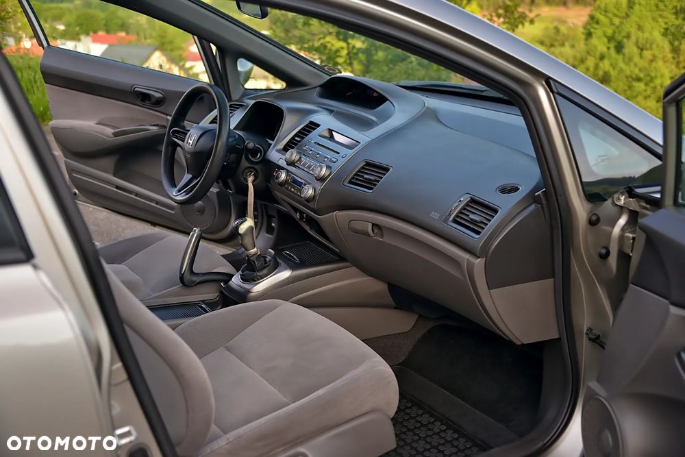 Honda Civic 1.8 Executive - 27