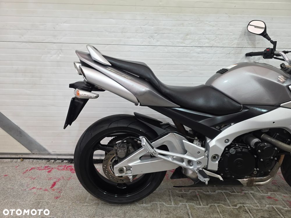 Suzuki GSR - 12