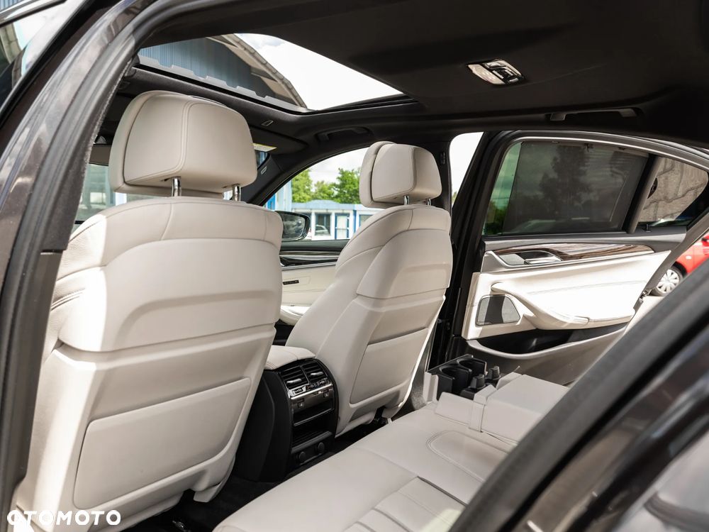 BMW Seria 5 M550i xDrive - 27