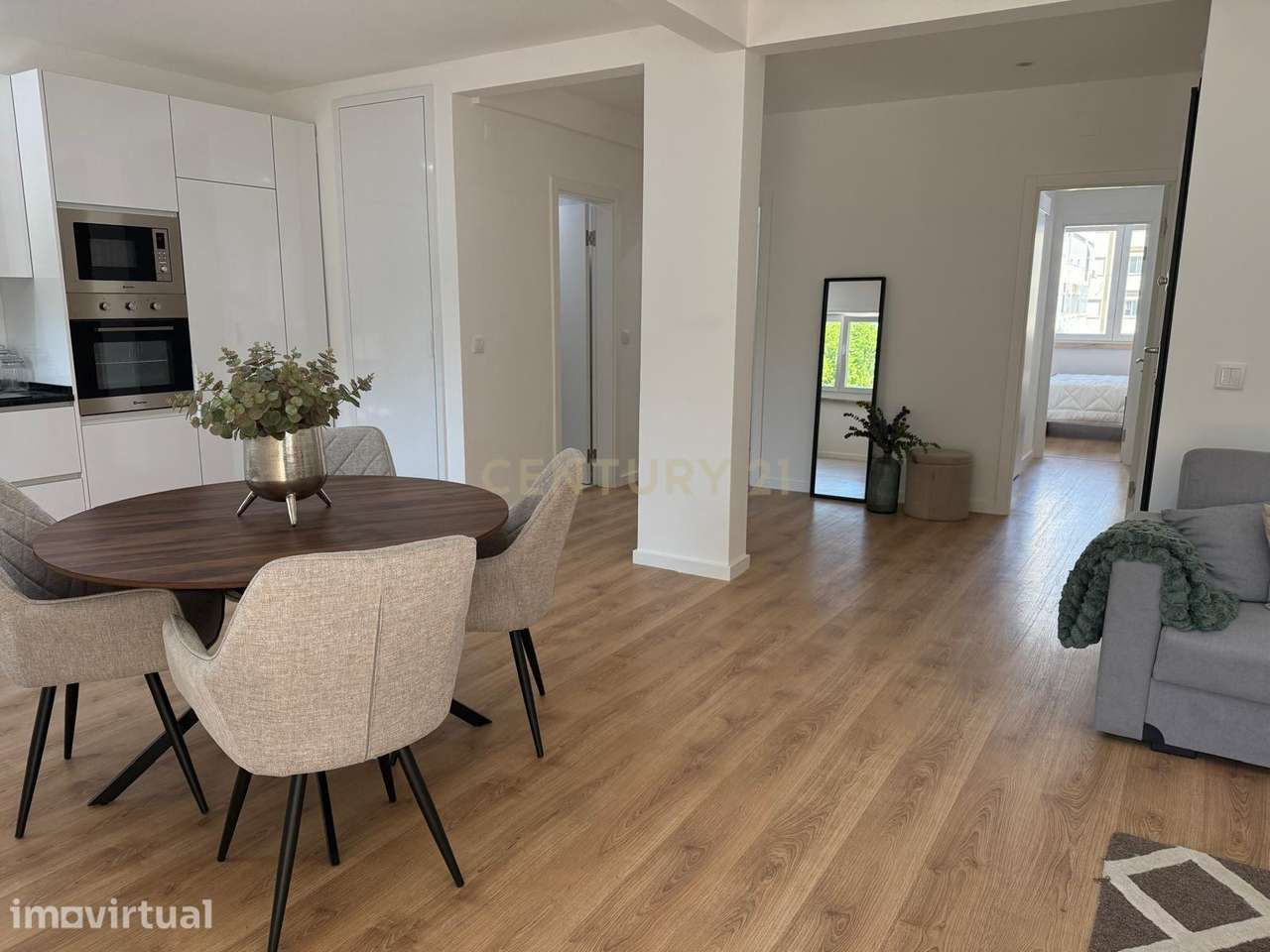 Apartamento T3 Renovado com Suite, Varanda e Cozinha Totalmente Equipa - Grande imagem: 2/17