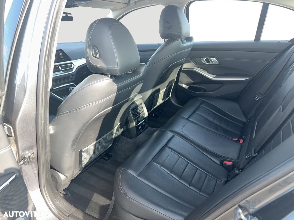 BMW Seria 3 320d Aut. Luxury Line - 12