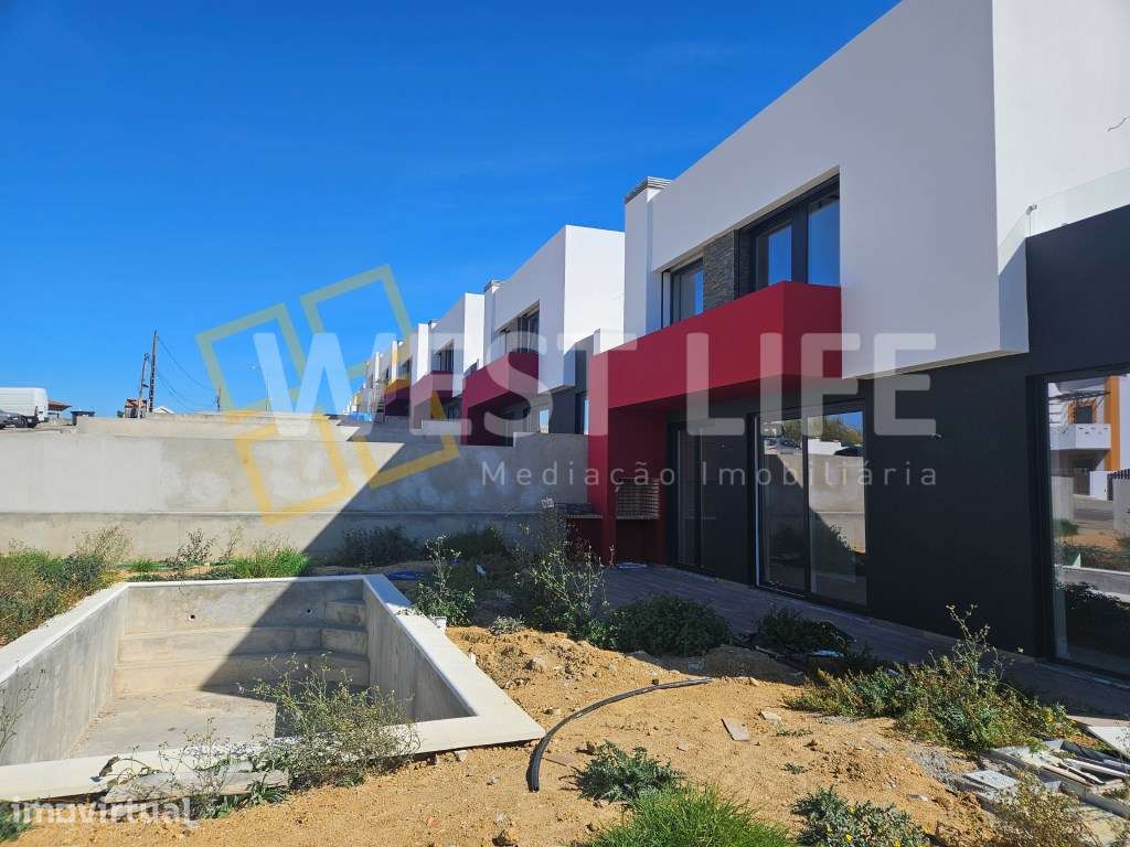 Moradia T4 com jardim, logradouro e terraço - NOVA - Grande imagem: 2/32