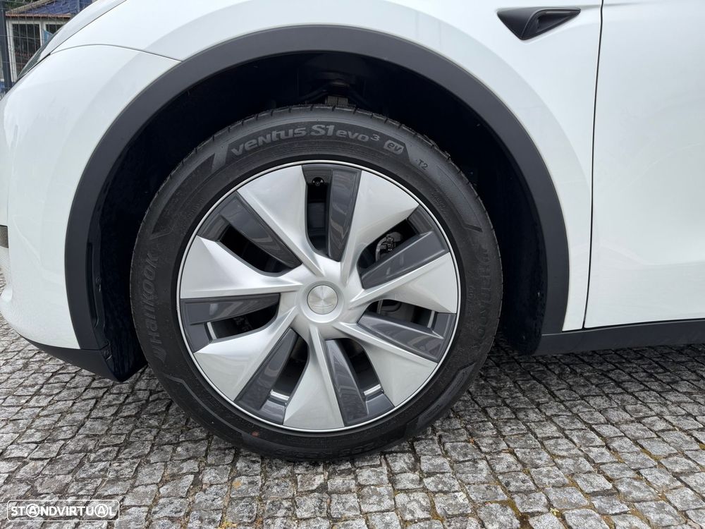 Tesla Model Y - 15