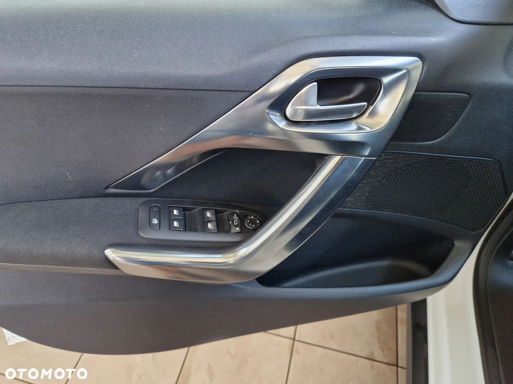 Peugeot 2008 1.6 e-HDi Allure S&S - 11
