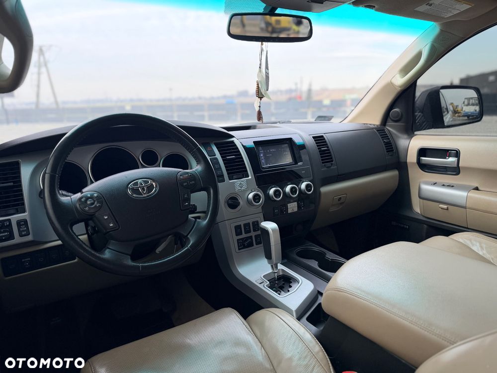 Toyota Sequoia - 17