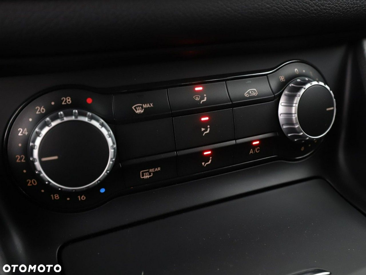 Mercedes-Benz GLA 250 4Matic 7G-DCT - 28