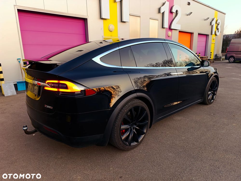 Tesla Model X - 4