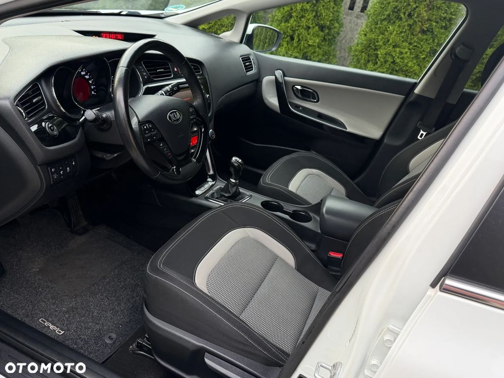 Kia Ceed 1.6 GDI Dream Team Edition - 17