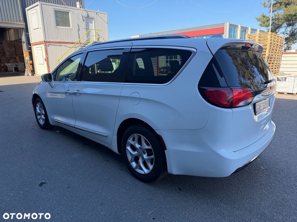 Chrysler Pacifica - 4