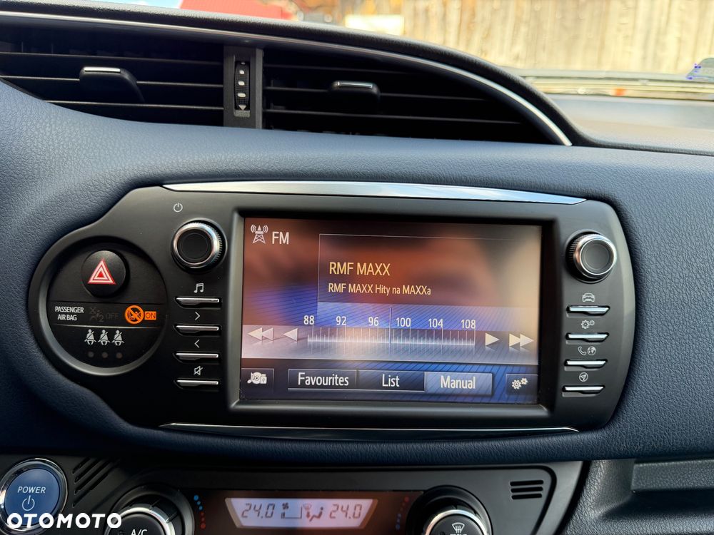 Toyota Yaris Hybrid 100 Selection - 38