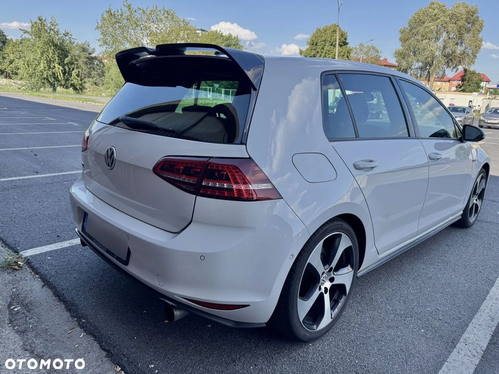 Volkswagen Golf - 6
