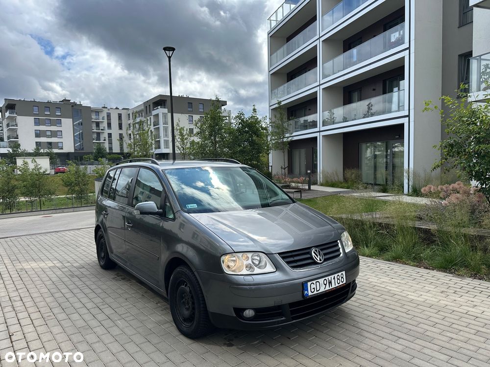 Volkswagen Touran 1.9 TDI Conceptline DSG - 3