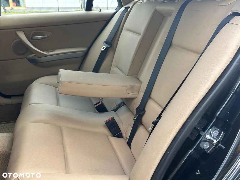 BMW Seria 3 318i Touring - 14