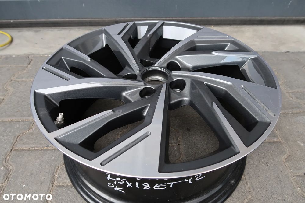 AD16 Felga Audi A3 8y0601025AB 7,5x18et42 - 2