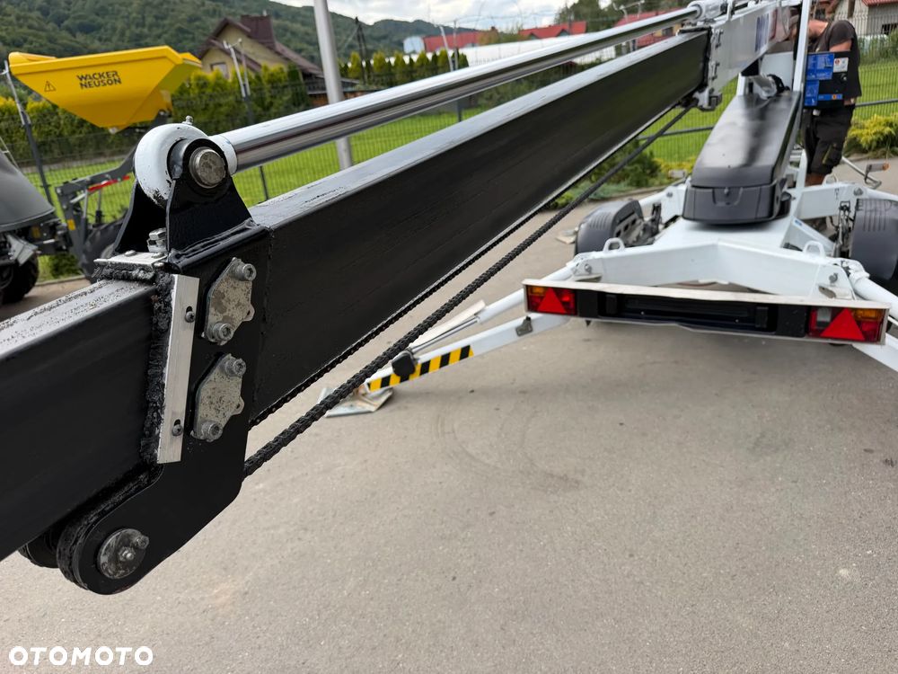 Nifty DINO 120T. Zwyżka koszowa 12 metrów wysuwana na raz. Podnośnik HDS. Napęd Hydrauliczny na dwa koła. Obraca się w koło 360. jak nówka z salonu. 2016 rok. 1220 mtg. Książka Serwisowa od nowości do wglądu. PRĄD 230v. 4 sekcje sterowania na dole. Nowy model! Z komuny Norweskiej. Używana była 1 raz do roku. Serwisowana w DEKRA do końca OKAZJA. Zwyżka Obrotowa. Poziomowanie kosza. Pełna Hydraulika. Sterowanie góra dół! Wysuwane ramie. Wieniec tryby zero zużycia! Ani deka luzów i wycieków. Mała lekka i zwinna zwyżka o potężnym zasięgu. OKAZJA TANIO. Do rejestracji. Import Norwegia! Posiadam 4 sztuki wszystkie jak nowe z salonu. Zapraszam do przetestowania. Nowy Sącz. woj. Małopolskie - 18