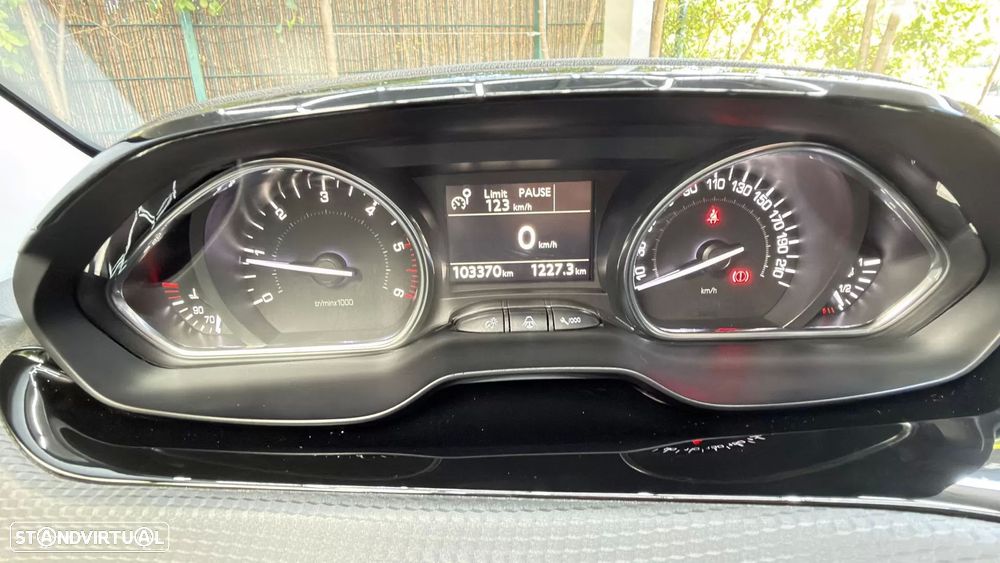 Peugeot 2008 BlueHDi 100 Allure - 17