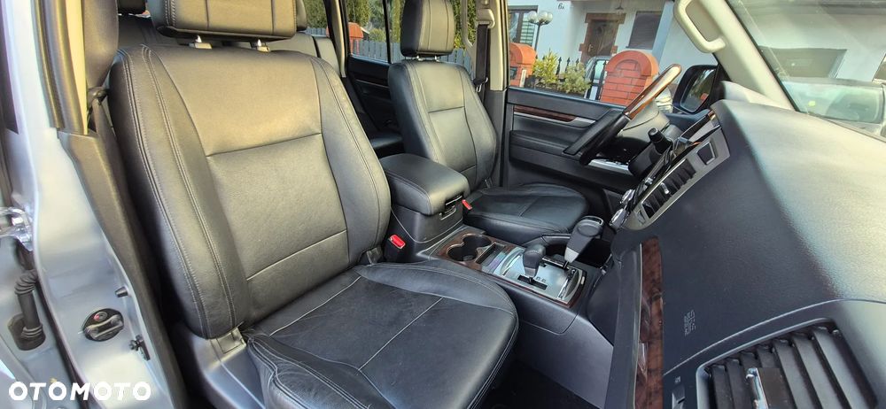 Mitsubishi Pajero - 24