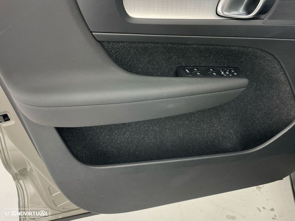 Volvo XC 40 2.0 D3 Momentum — fotografia 17