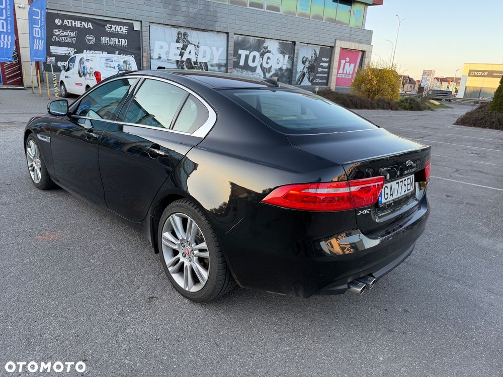 Jaguar XE 2.0 D Prestige - 4