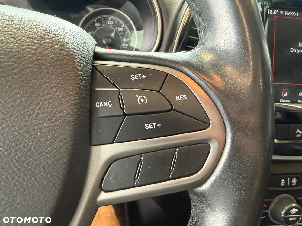 Jeep Cherokee - 30