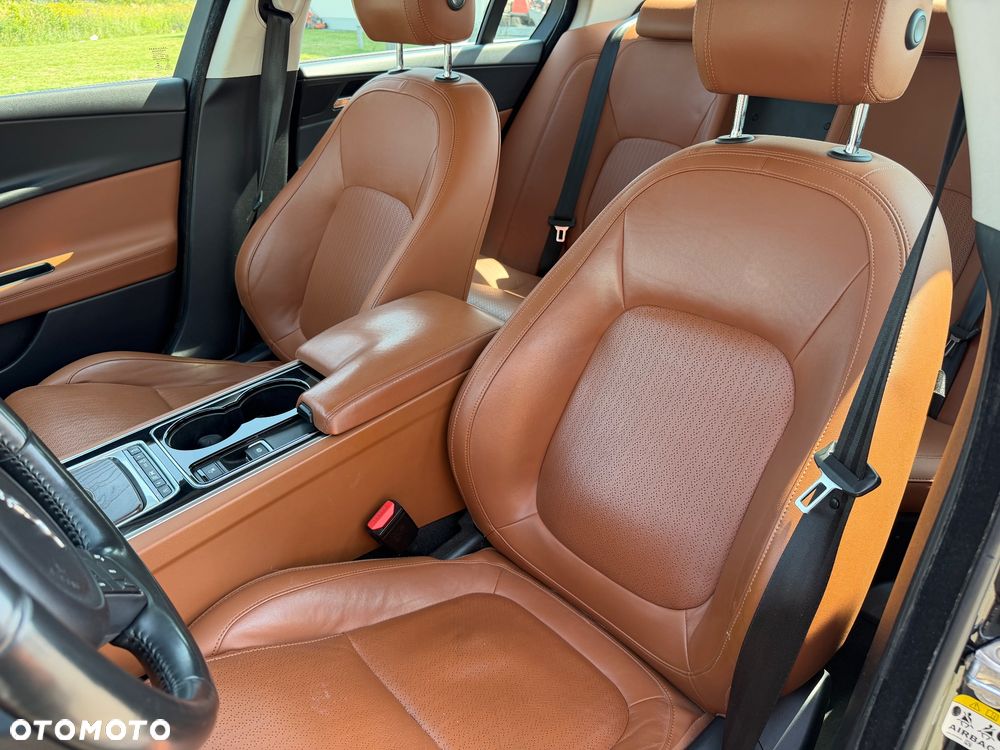 Jaguar XE 2.0 T Portfolio - 32