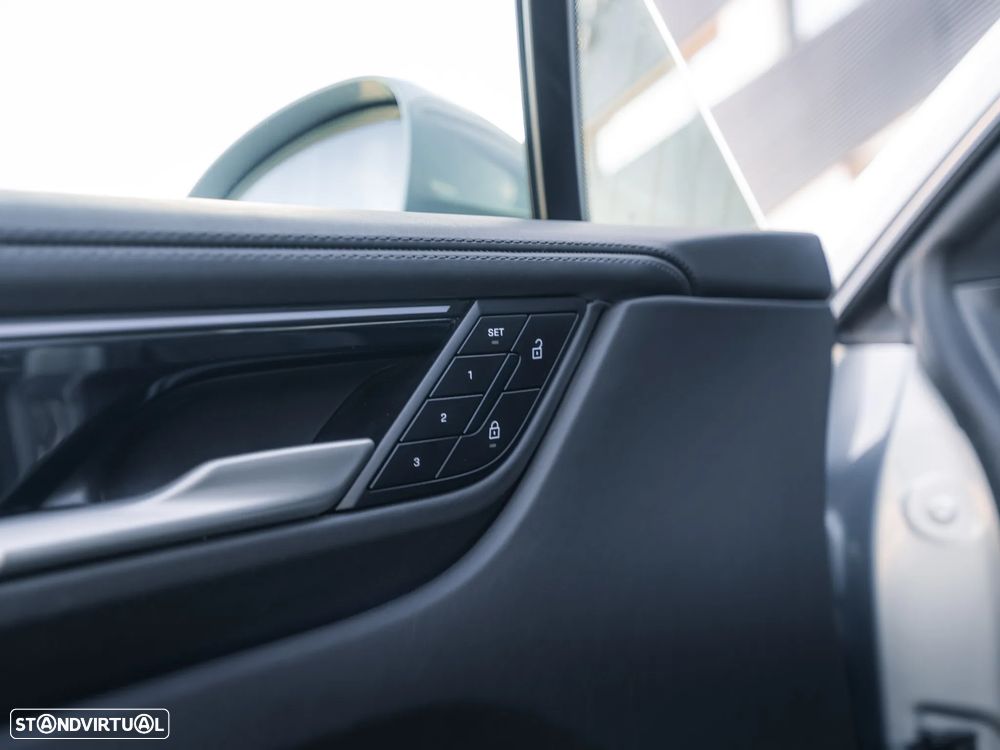 Porsche Macan Electric 4 - 16