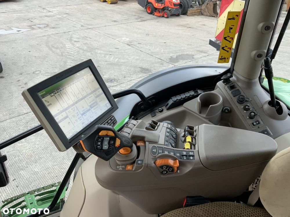 John Deere 6215R - 6