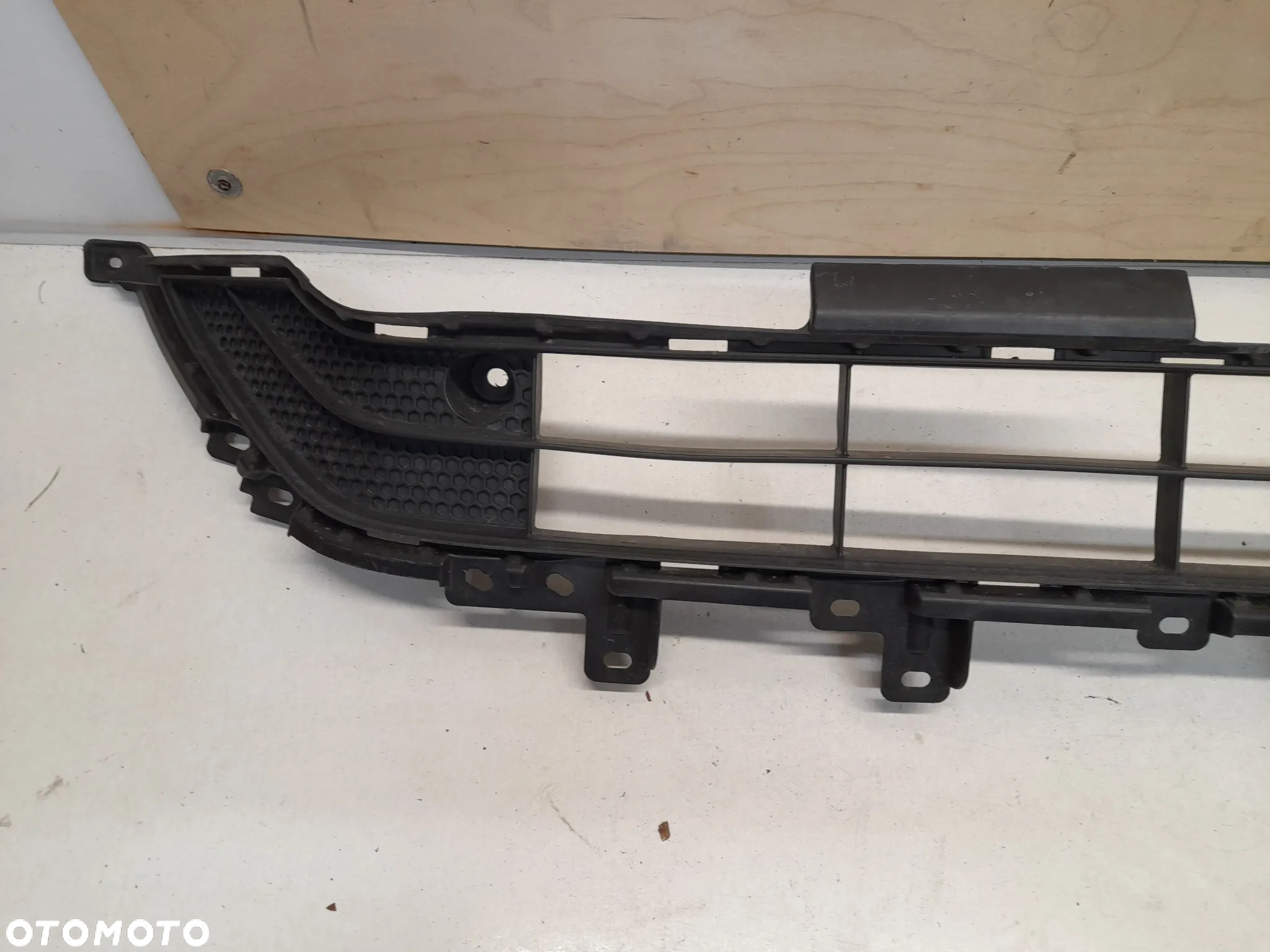 MITSUBISHI ECLIPSE CROSS LIFT 2021- KRATKA DOLNA ZDERZAKA PRZÓD 6402A587 - 2