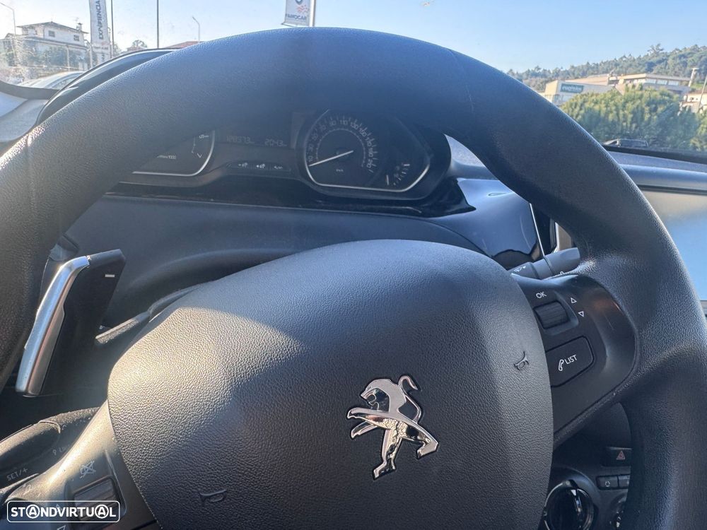 Peugeot 208 - 8