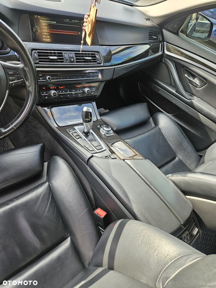 BMW Seria 5 525d xDrive - 13