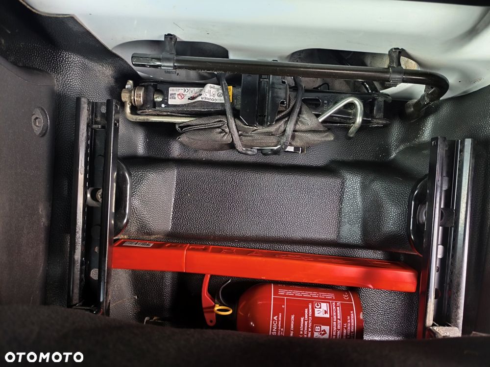 Ford Transit Courier - 36