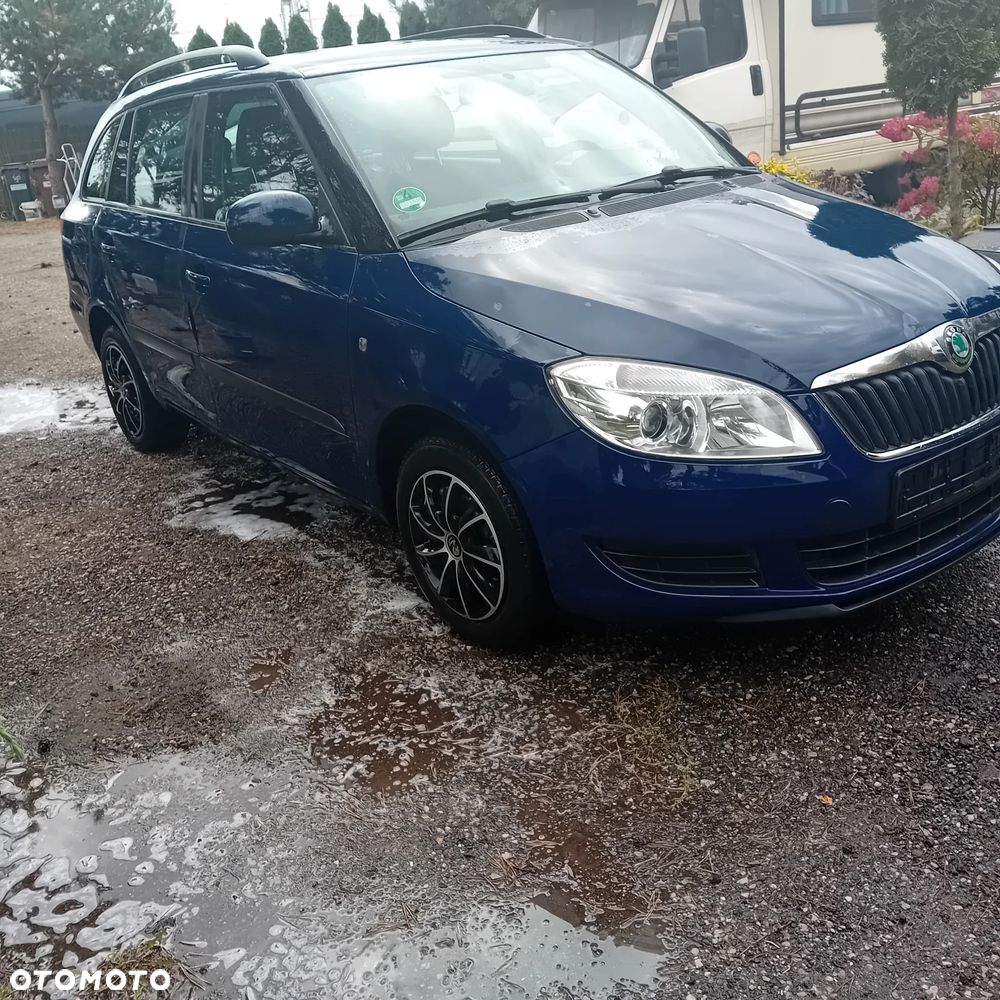 Skoda Fabia 2011 photo 2