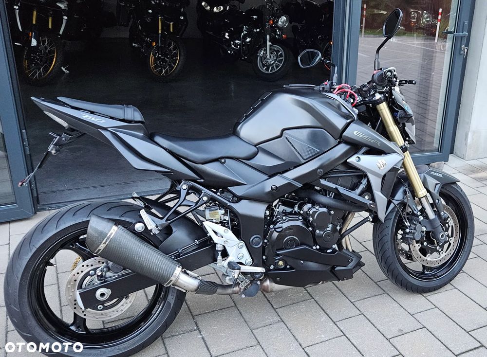 Suzuki GSR - 16