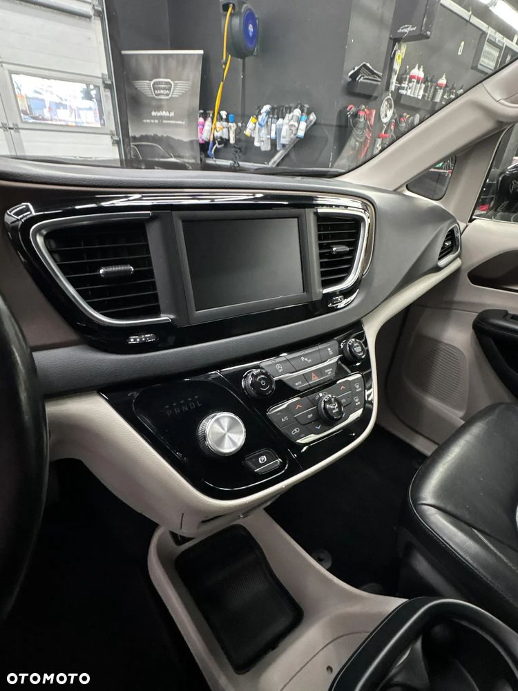 Chrysler Pacifica - 11