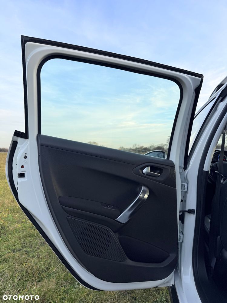 Peugeot 2008 1.2 Pure Tech Allure S&S - 15