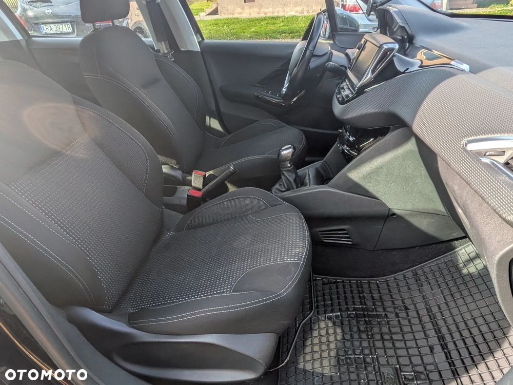 Peugeot 208 - 10