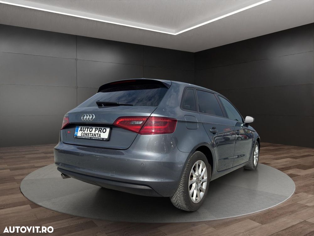 Audi A3 1.6 TDI Sportback S tronic Ambiente - 3