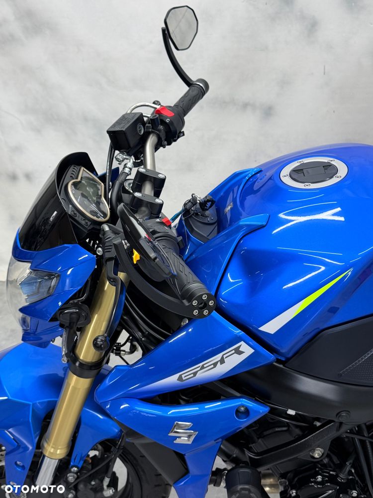 Suzuki GSR - 19