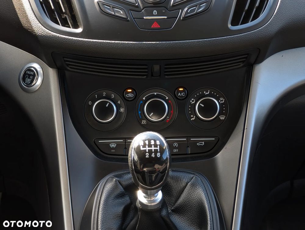 Ford Kuga 1.6 EcoBoost 2x4 Titanium - 32