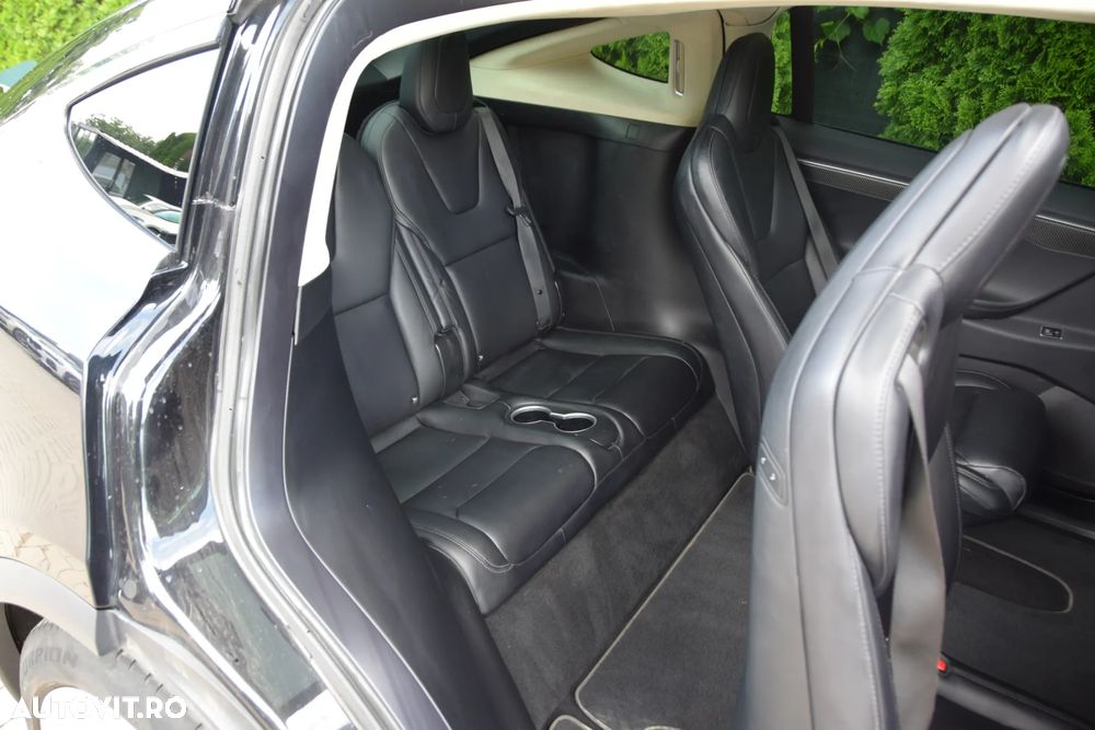 Tesla Model X - 17