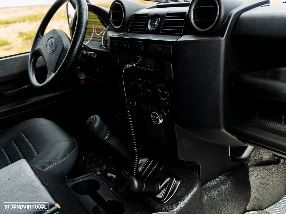 Land Rover Defender - 26