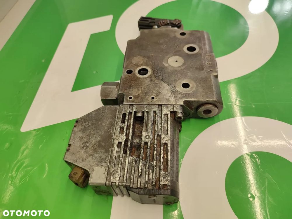 Sekcja rozdzielacza 0521610563 Bosch G916961022014 Fendt 716 Vario - 3