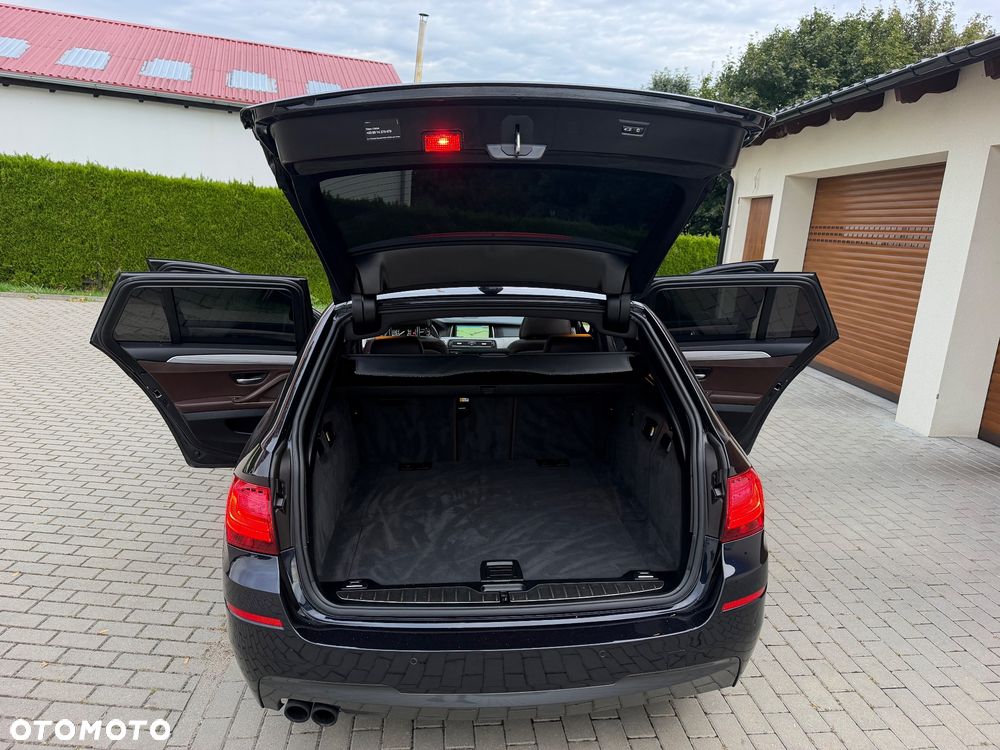 BMW Seria 5 530d xDrive Sport-Aut - 32