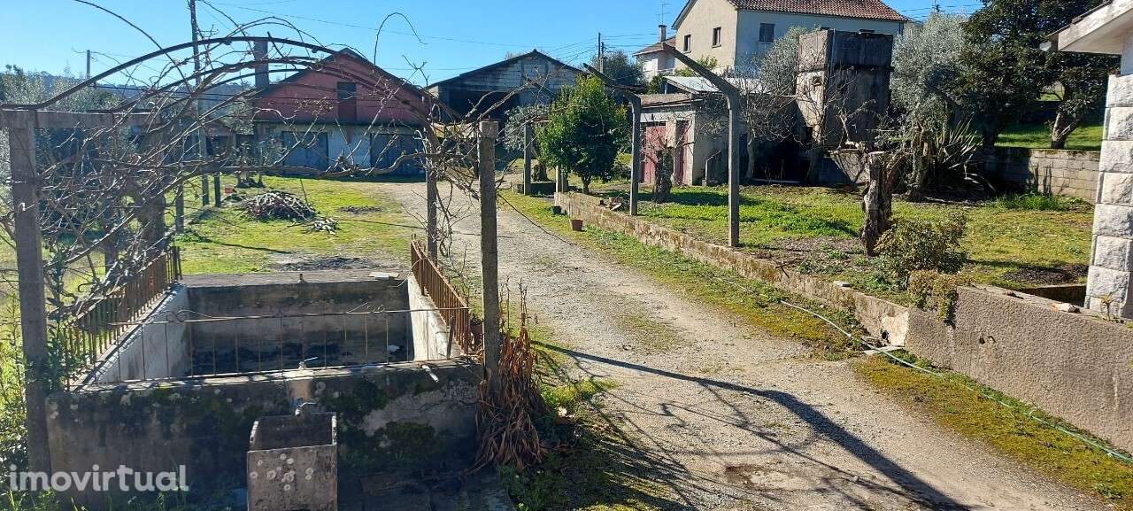 Moradia com logradouro e anexos em Cepões - Grande imagem: 3/33