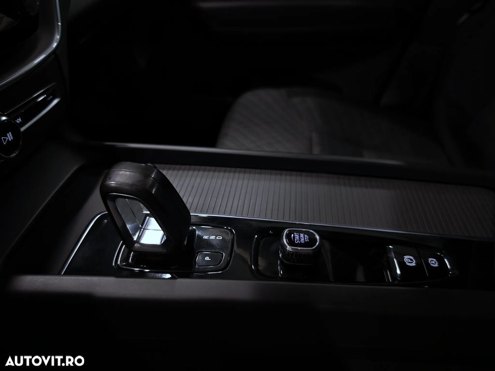 Volvo XC 60 B4 MHEV Momentum Pro - 24