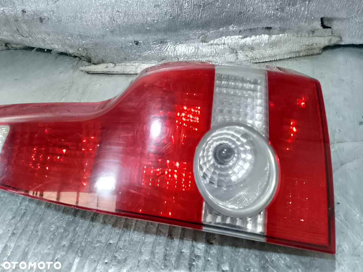 LAMPA TYLNA PRAWA VOLVO V50 30678748 KOMBI - 9